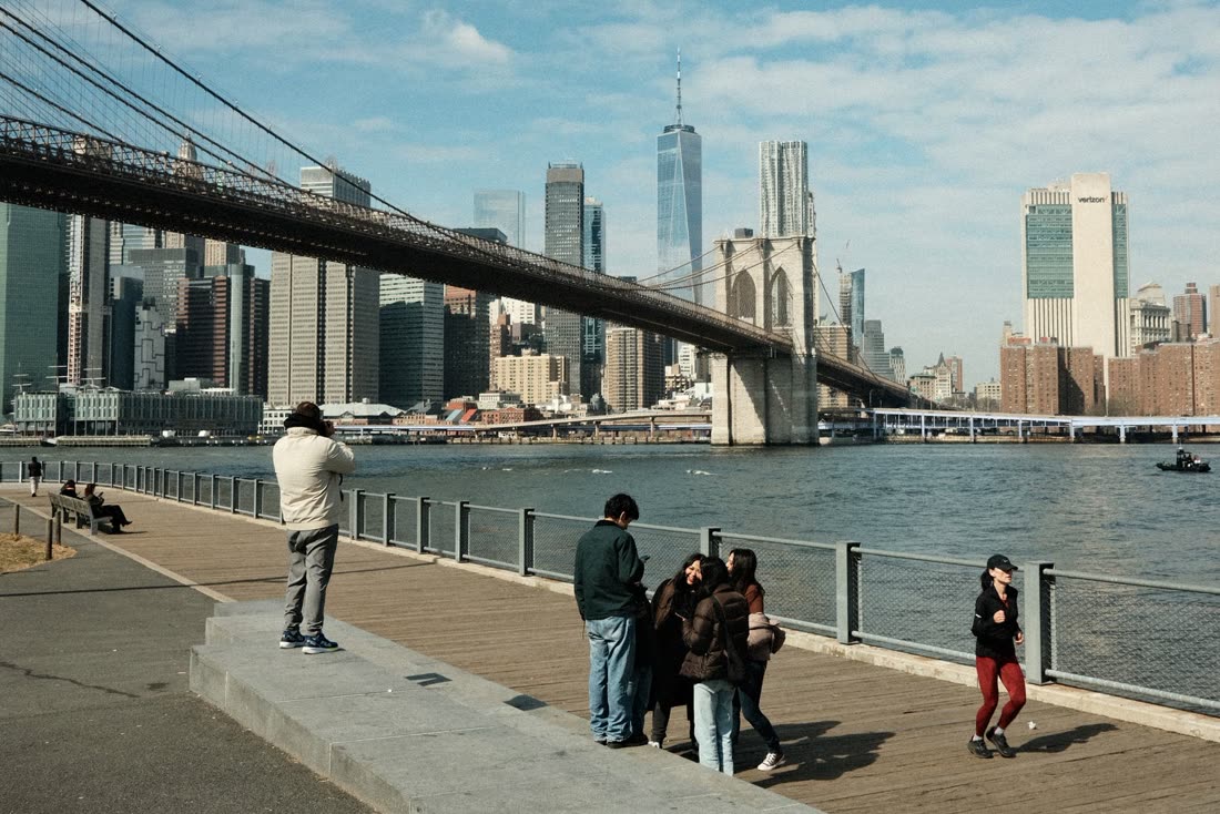 Pessoas no calçadão em frente à Ponte do Brooklyn