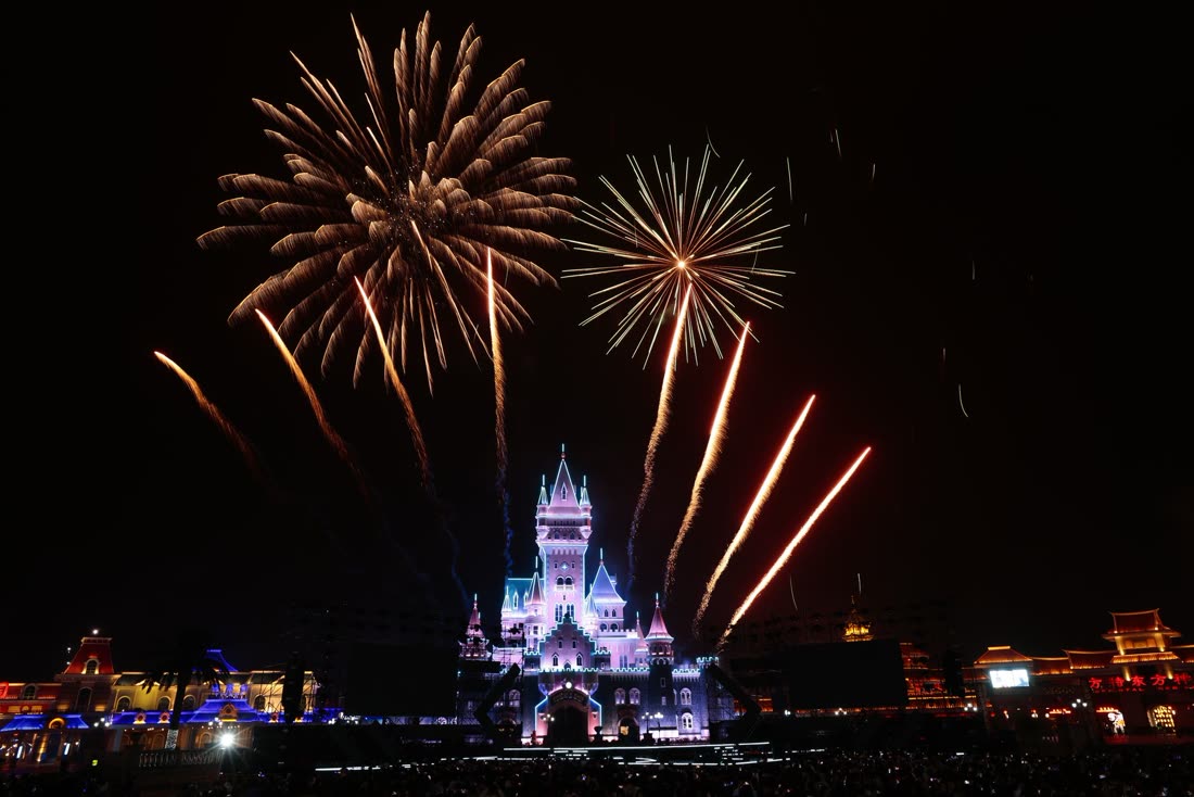Fogos de artifício sobre o castelo do Magic Kingdom, em Orlando
